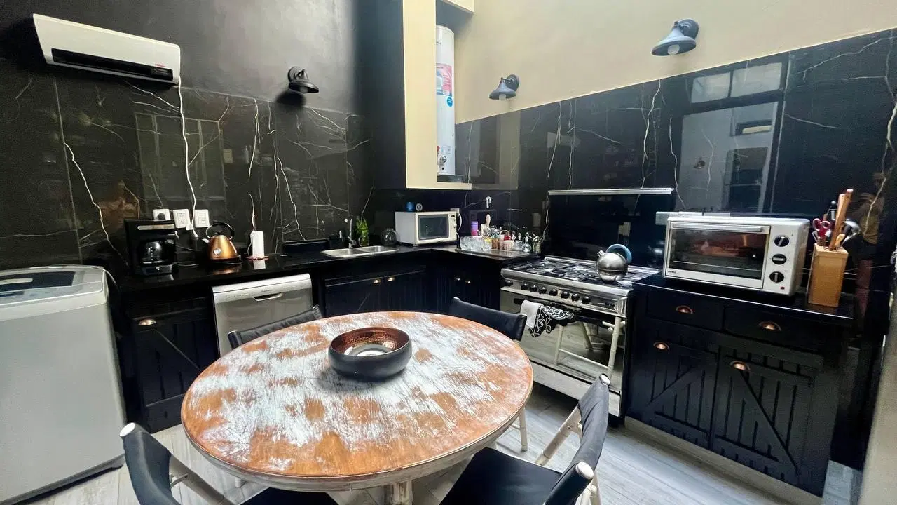 Casa de tres dormitorios con pileta, terraza y cochera en Pichincha - APTA CRÉDITO 8