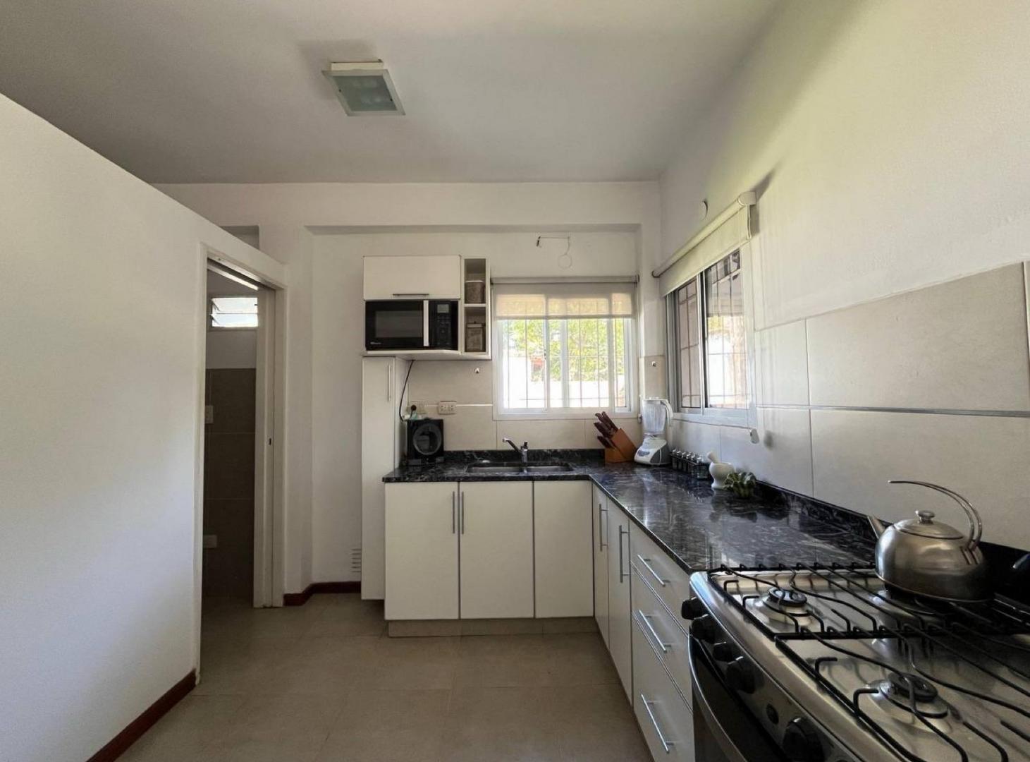 Foto de Venta - Casa de tres dormitorios, pileta y cocheras, Funes, imagen 4