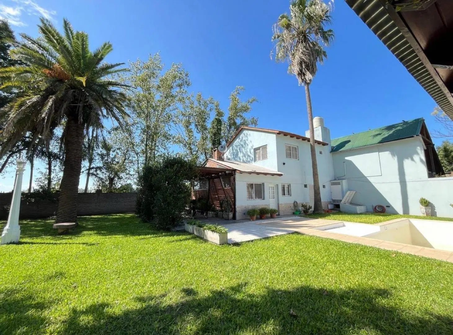 Venta - Casa de tres dormitorios, pileta y cocheras, Funes 3