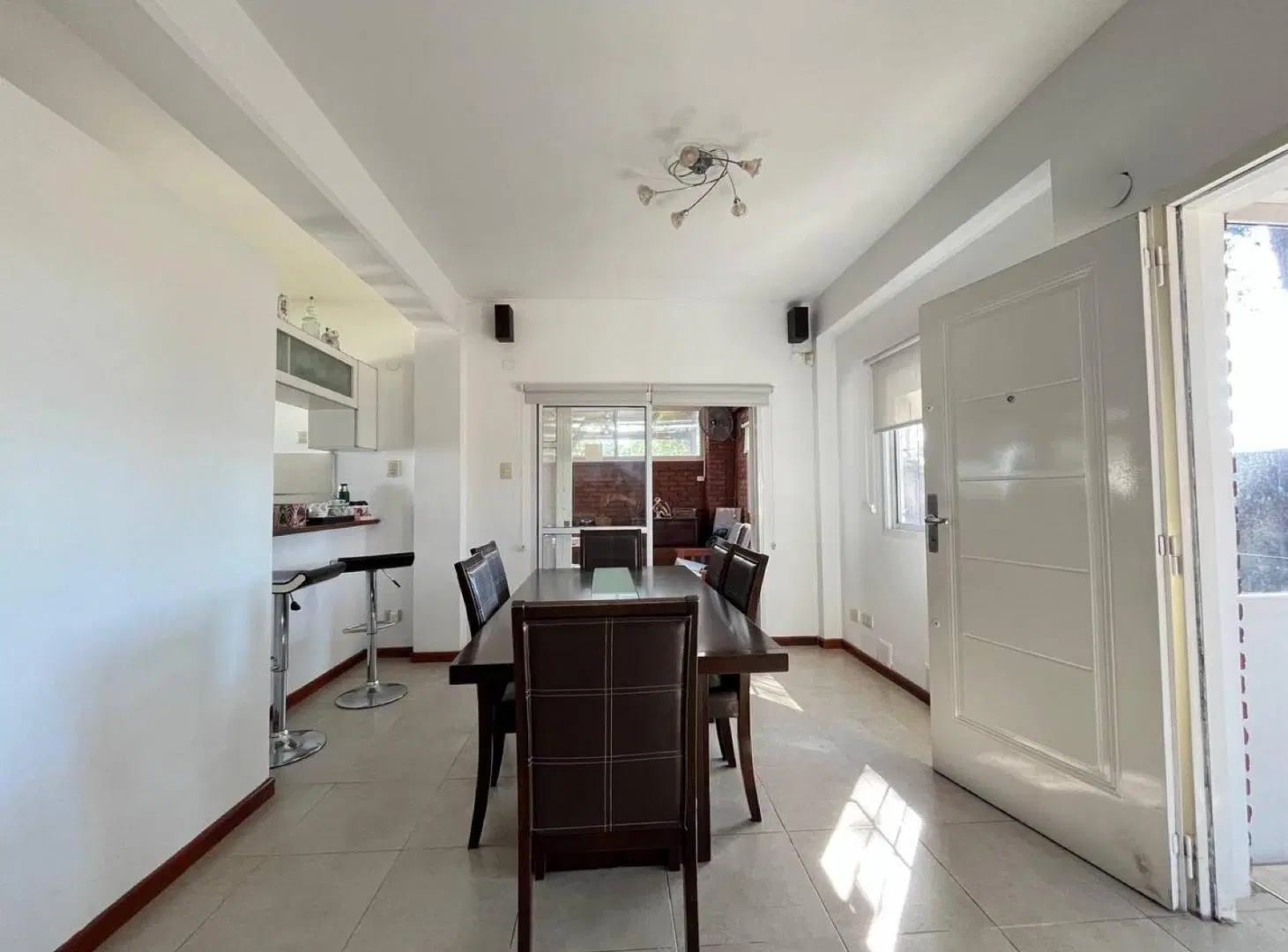 Venta - Casa de tres dormitorios, pileta y cocheras, Funes 5