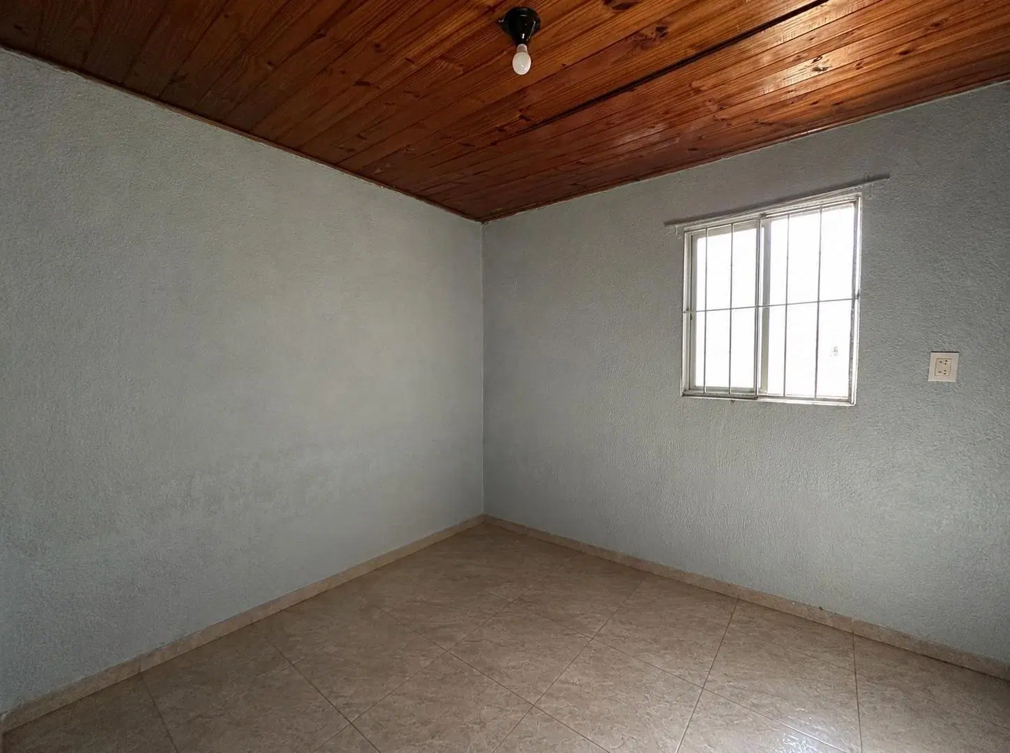 Venta - Casa de dos dormitorios con patio en Zona Norte, Rosario 3