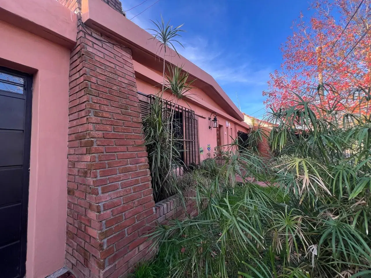 Venta - Casa de tres dormitorios con patio en Parque Field, Rosario 4