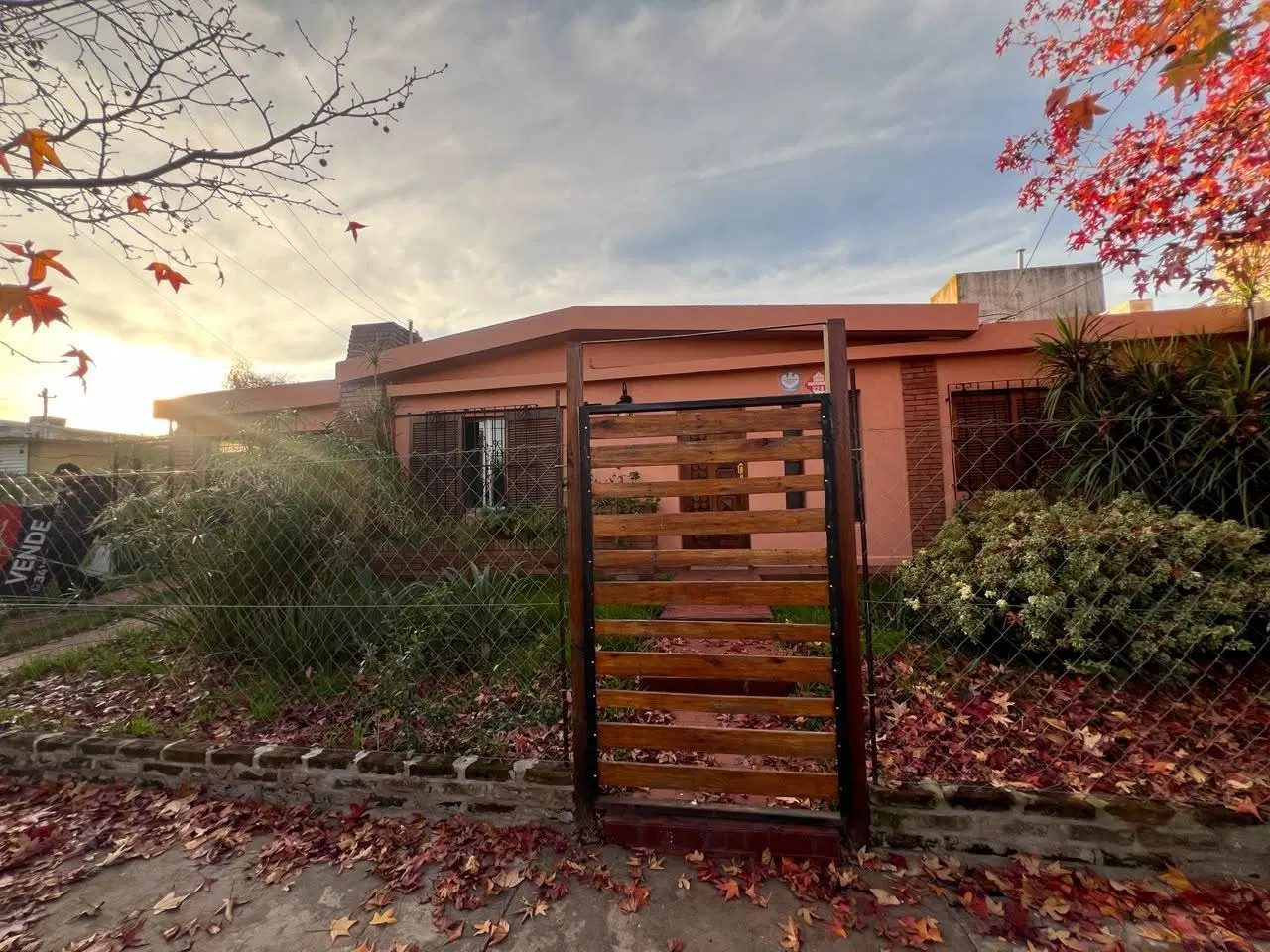 Venta - Casa de tres dormitorios con patio en Parque Field, Rosario 2