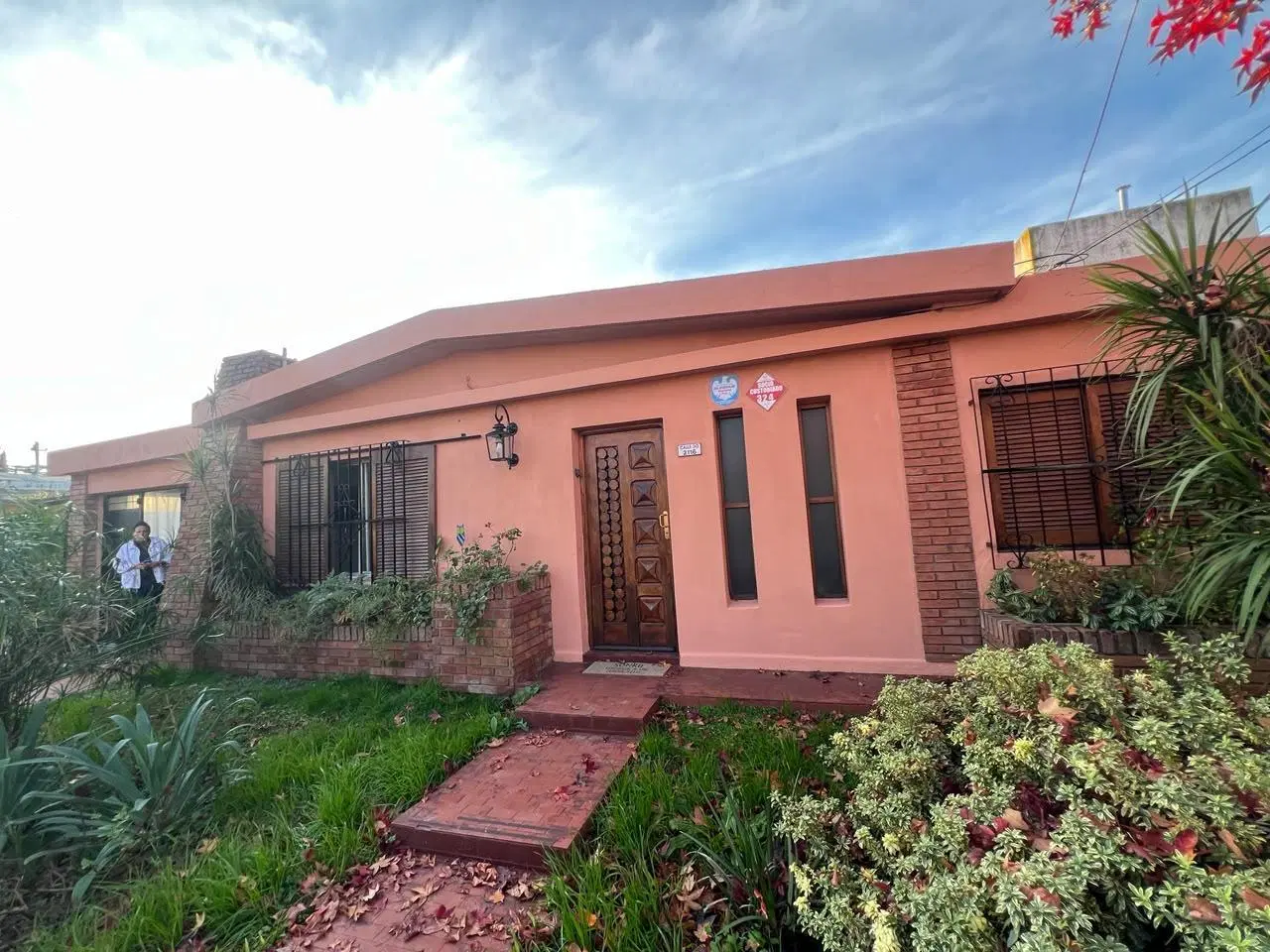 Venta - Casa de tres dormitorios con patio en Parque Field, Rosario 3