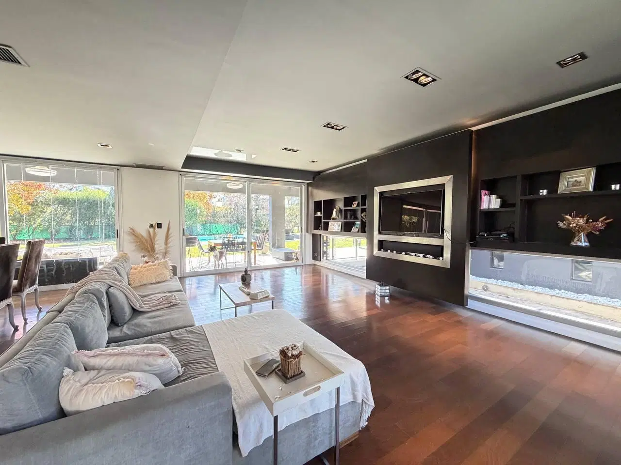 Alquiler: Casa de tres dormitorios, quincho con parrillero y pileta con jardín. Miraflores, Funes Hi 4