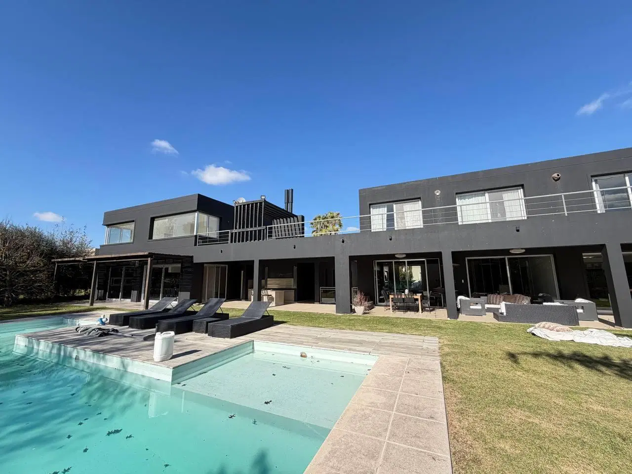 Alquiler: Casa de tres dormitorios, quincho con parrillero y pileta con jardín. Miraflores, Funes Hi 3