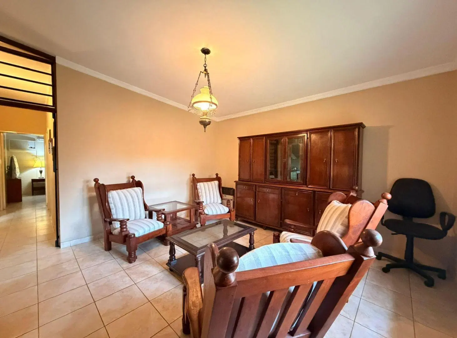 VENTA: Casa de tres dormitorios en Barrio Parque Field. 2