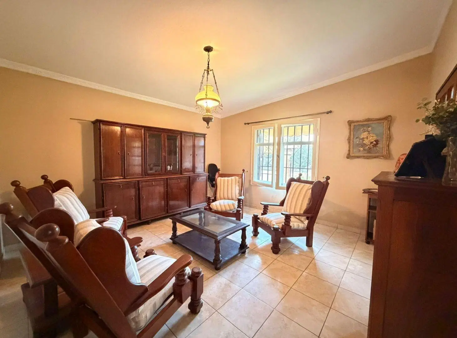 VENTA: Casa de tres dormitorios en Barrio Parque Field. 5