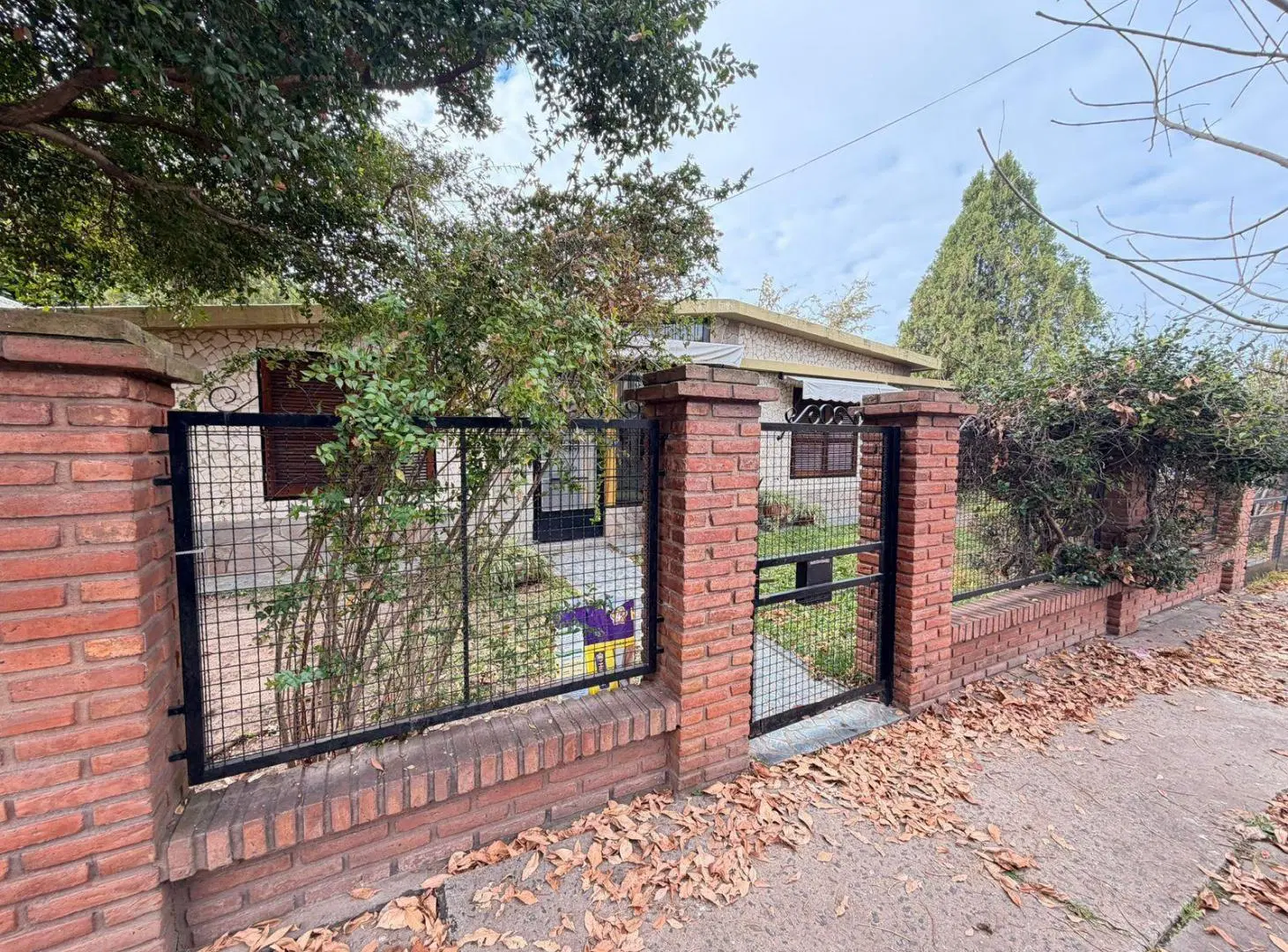 VENTA: Casa de tres dormitorios en Barrio Parque Field. 3