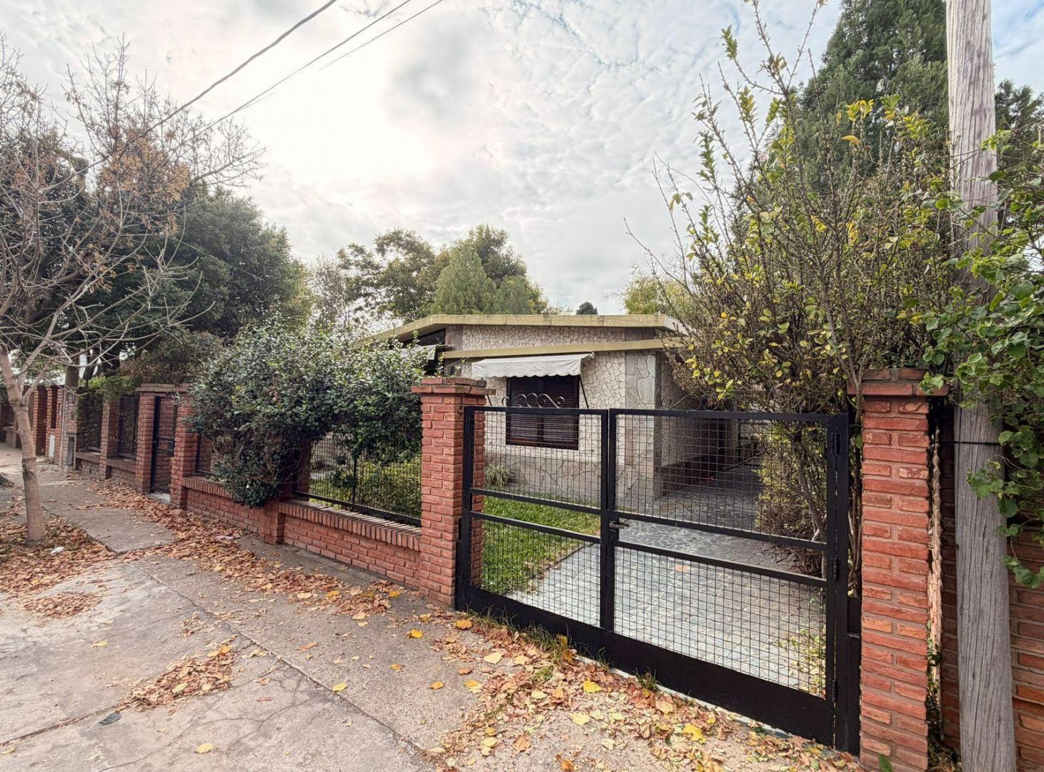VENTA: Casa de tres dormitorios en Barrio Parque Field.