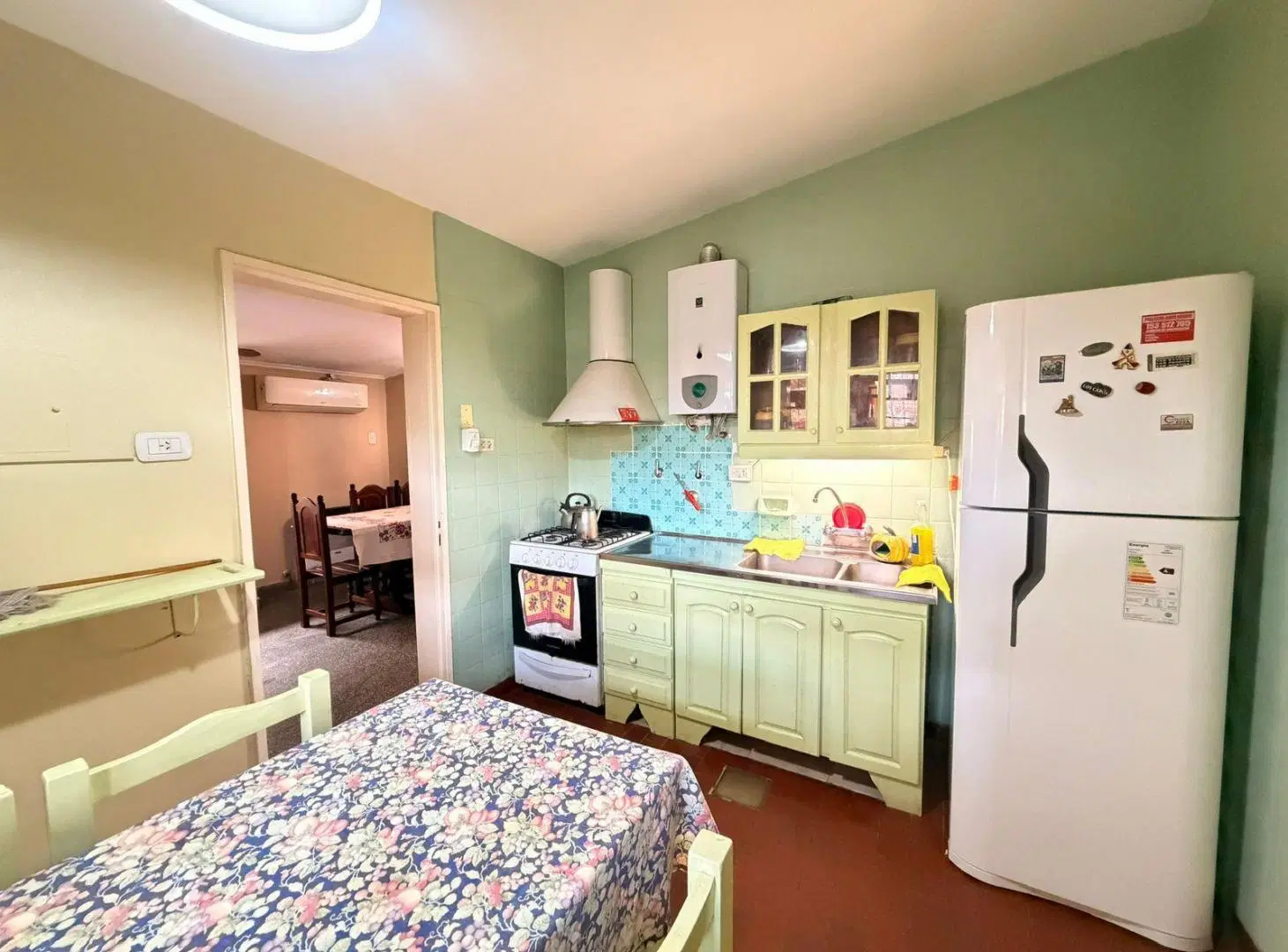 VENTA: Casa de tres dormitorios en Barrio Parque Field. 4