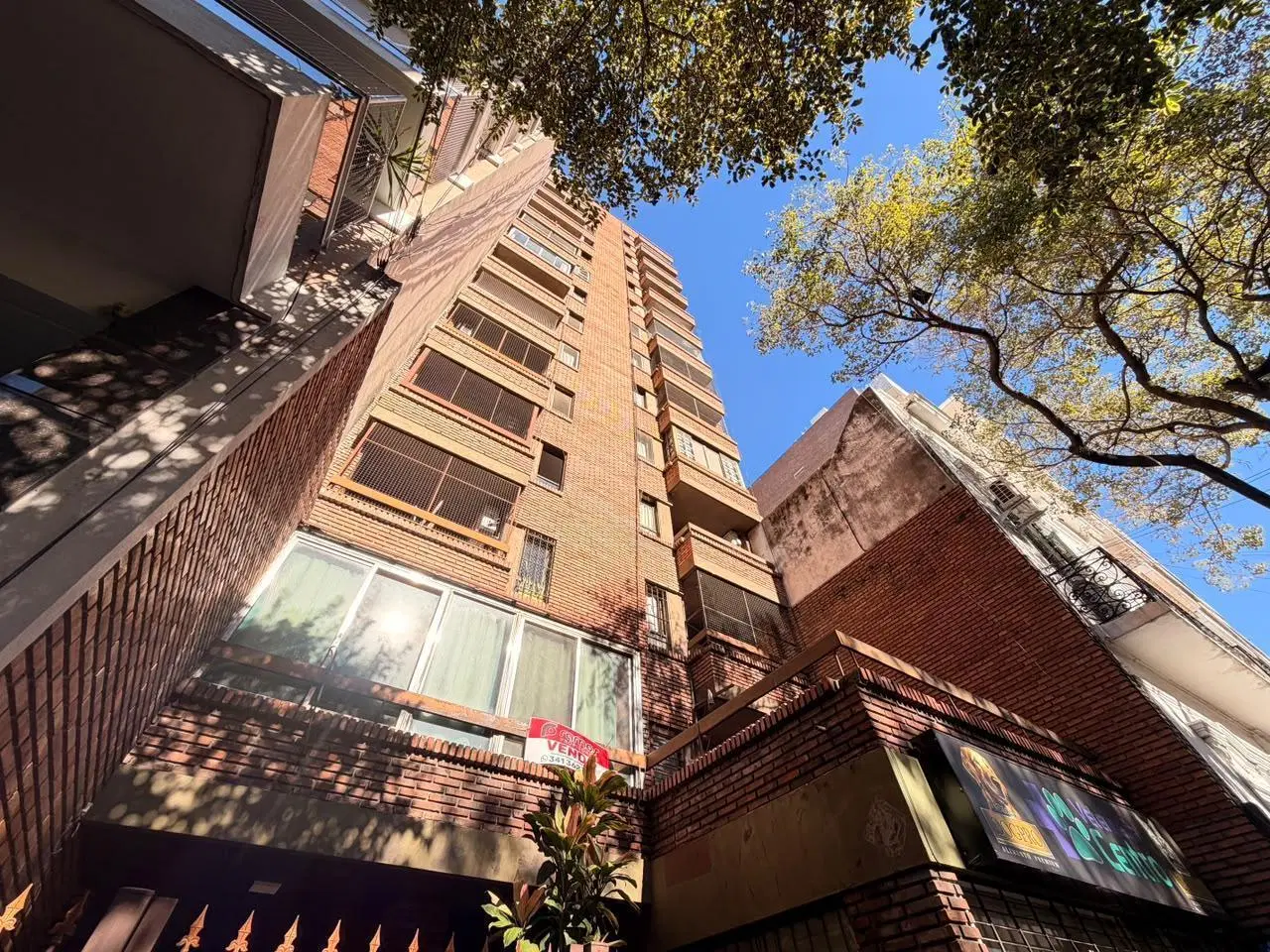 VENTA: Departamento de un dormitorio remodelado. 4to piso con vista despejada al norte, al frente. 4
