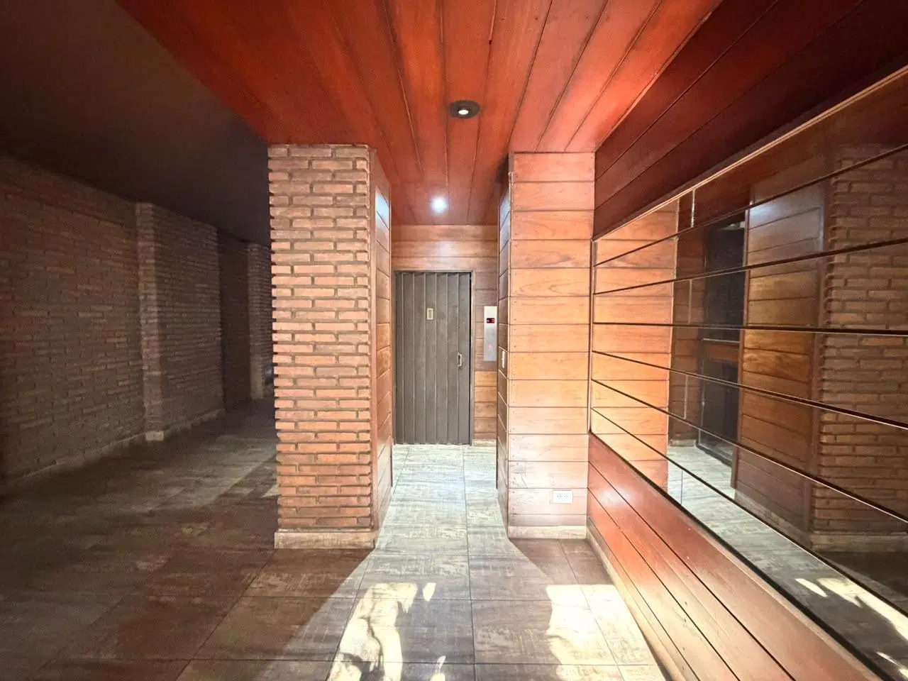 VENTA: Departamento de un dormitorio remodelado. 4to piso con vista despejada al norte, al frente. 2