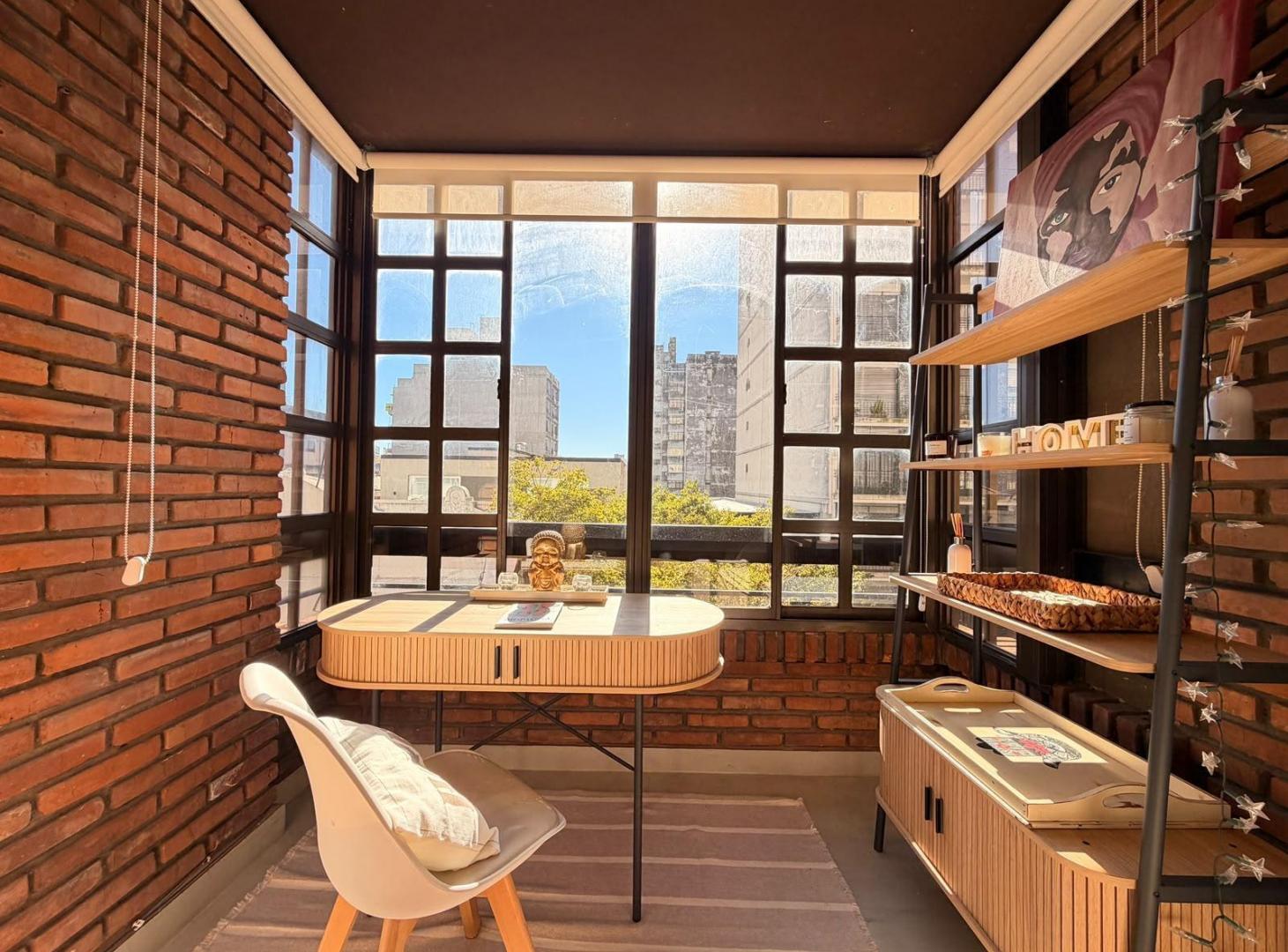 VENTA: Departamento de un dormitorio remodelado. 4to piso con vista despejada al norte, al frente.