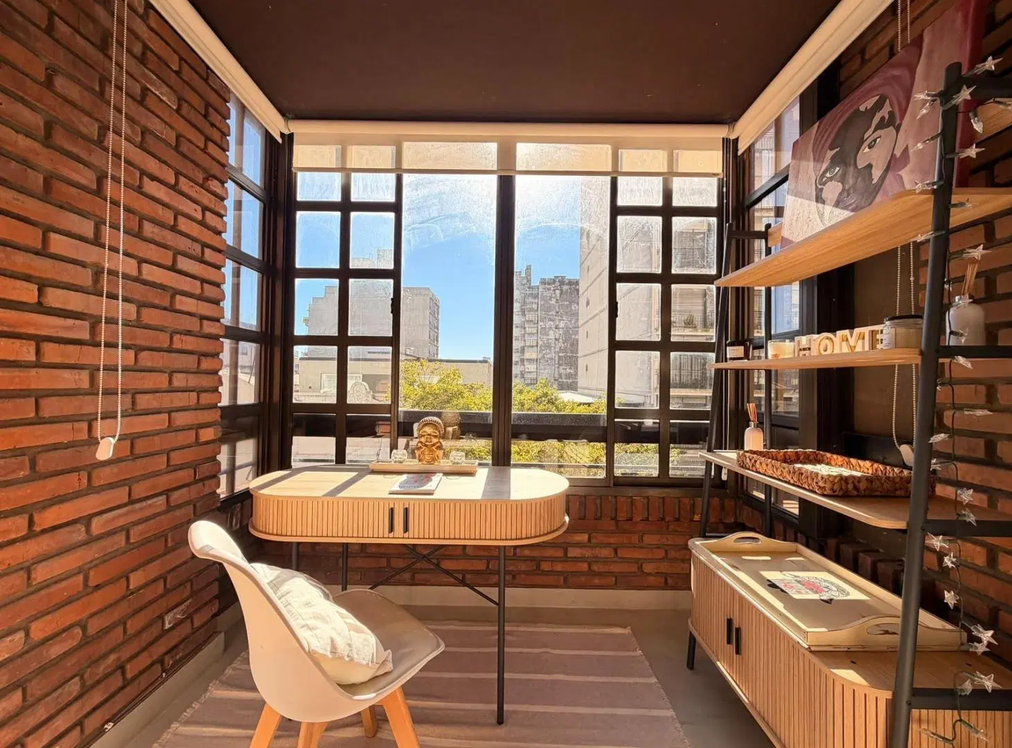 VENTA: Departamento de un dormitorio remodelado. 4to piso con vista despejada al norte, al frente. 5