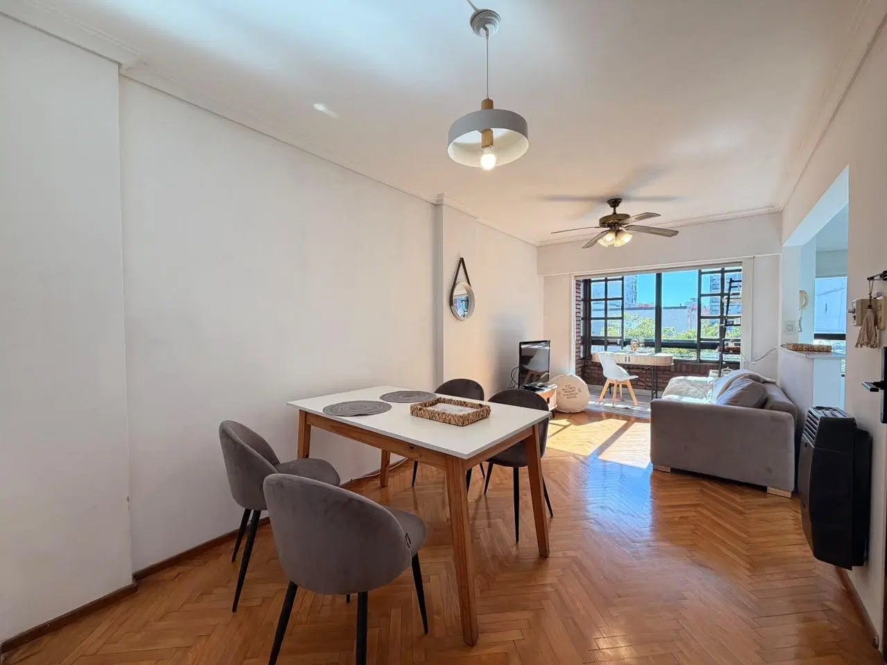 VENTA: Departamento de un dormitorio remodelado. 4to piso con vista despejada al norte, al frente. 3