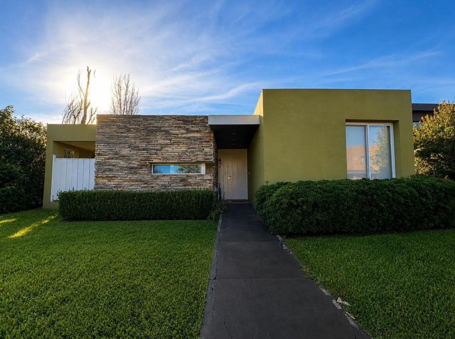 VENTA - Miraflores Funes Hills: Casa de dos dormitorios con galería, parrillero y pileta 1