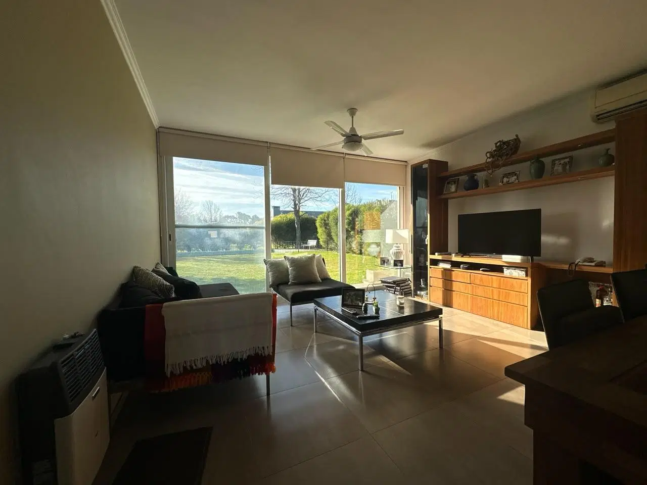 VENTA - Miraflores Funes Hills: Casa de dos dormitorios con galería, parrillero y pileta 3