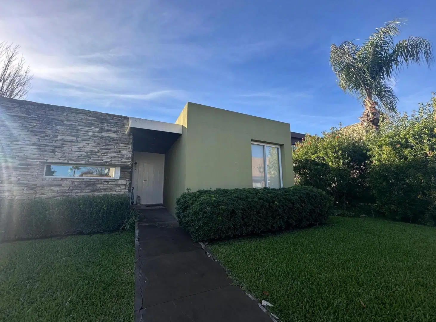 VENTA - Miraflores Funes Hills: Casa de dos dormitorios con galería, parrillero y pileta 5