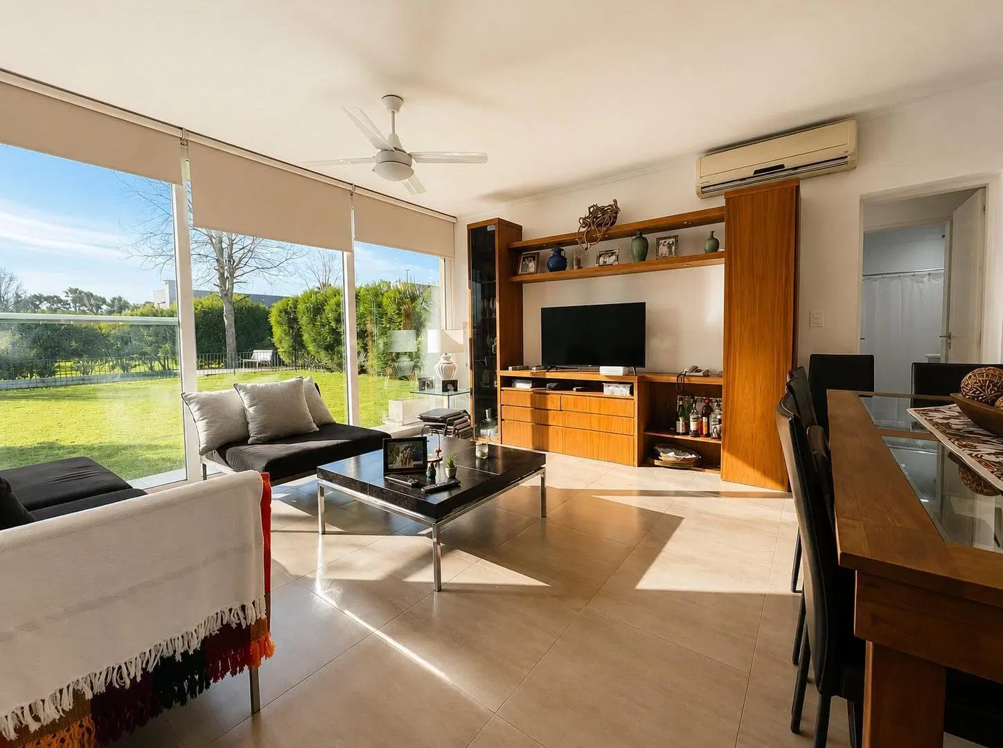VENTA - Miraflores Funes Hills: Casa de dos dormitorios con galería, parrillero y pileta 8