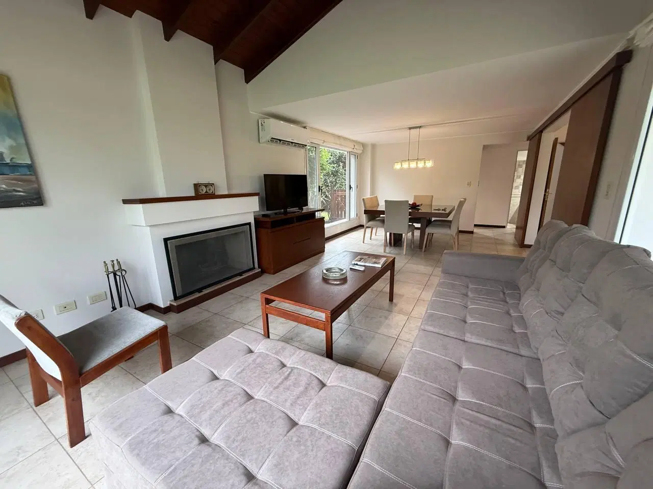 Alquiler - Casa de tres dormitorios amoblada, galería con parrillero y pileta. Cadaques, Funes Hills 5