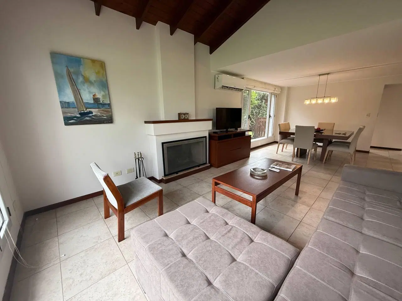 Alquiler - Casa de tres dormitorios amoblada, galería con parrillero y pileta. Cadaques, Funes Hills 4
