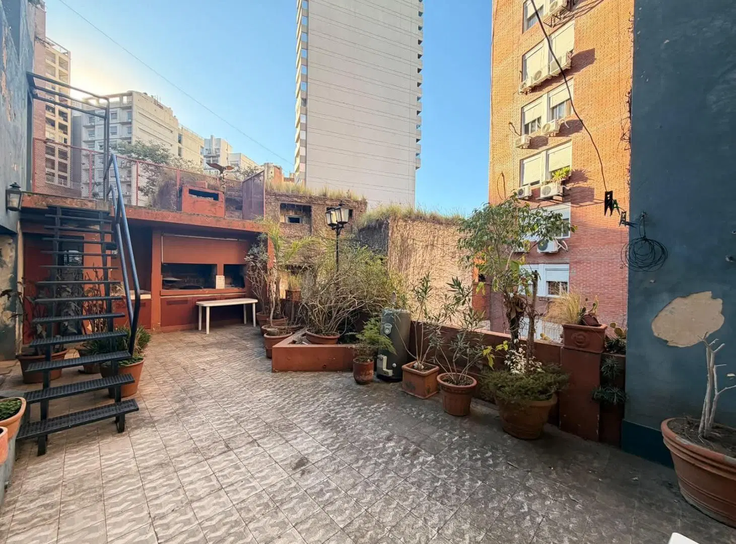 VENTA: Casa de época en PH en planta alta con 10 ambientes y 247 m2 cubiertos frente al río. 5
