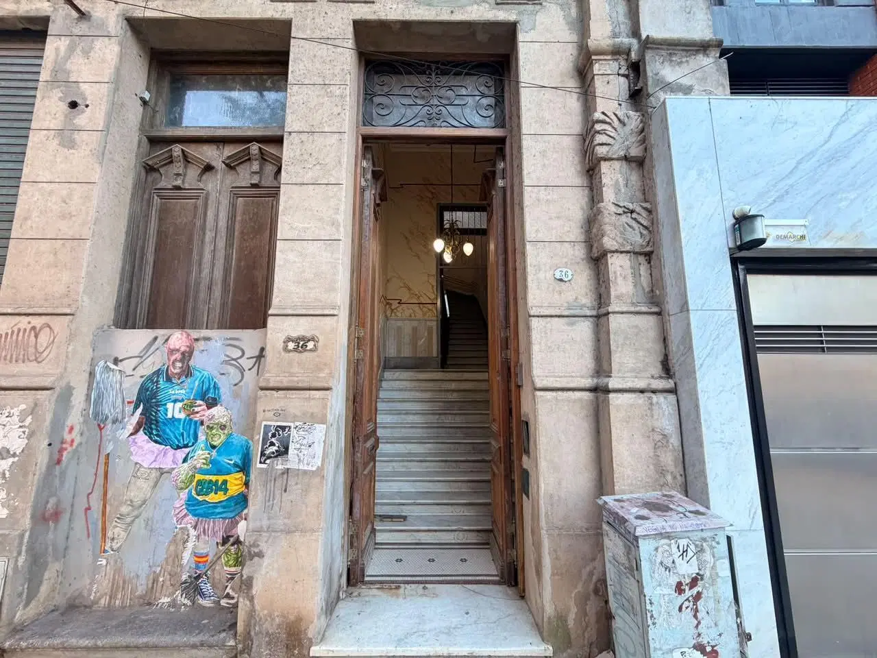 VENTA: Casa de época en PH en planta alta con 10 ambientes y 247 m2 cubiertos frente al río. 2