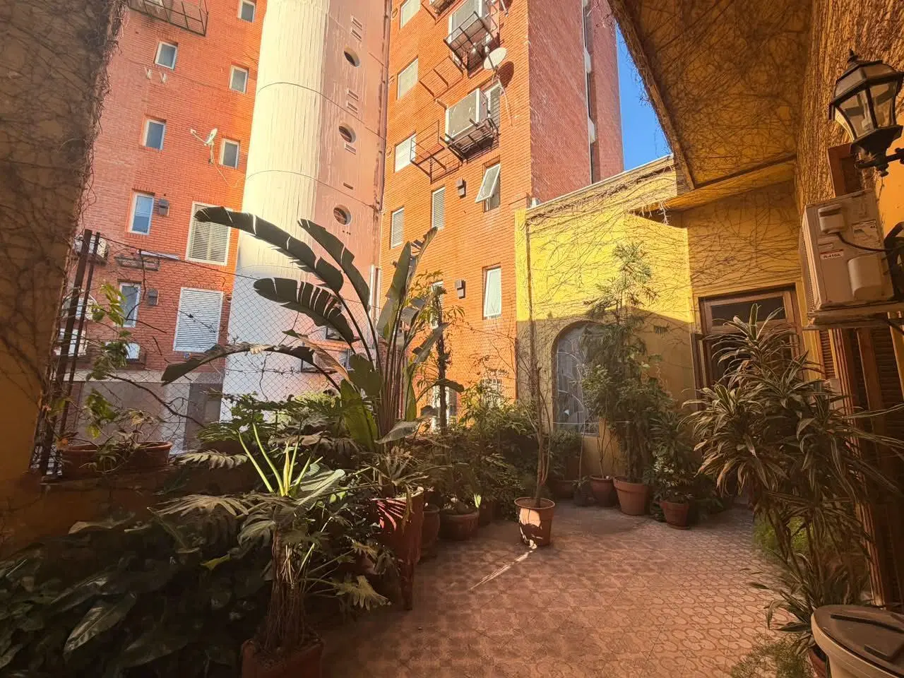 VENTA: Casa de época en PH en planta alta con 10 ambientes y 247 m2 cubiertos frente al río. Rosario 8