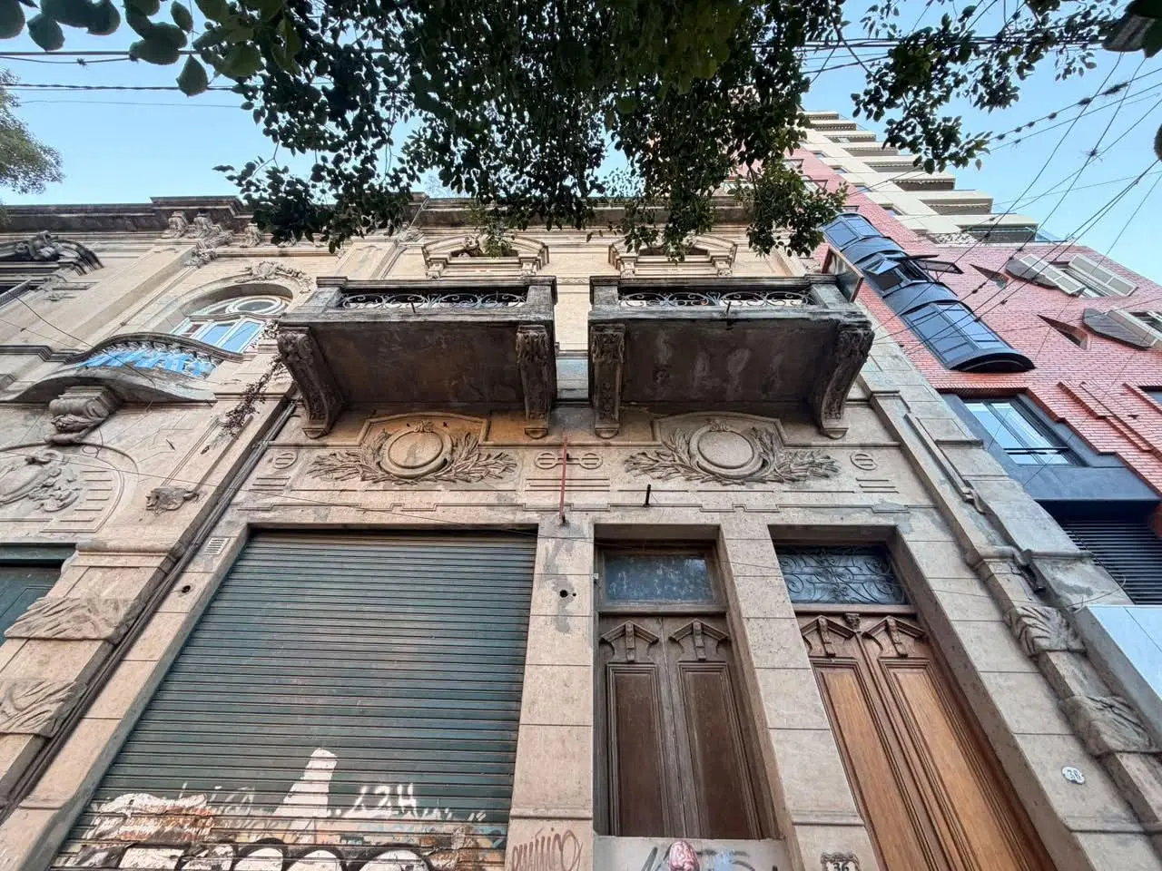 VENTA: Casa de época en PH en planta alta con 10 ambientes y 247 m2 cubiertos frente al río. 3