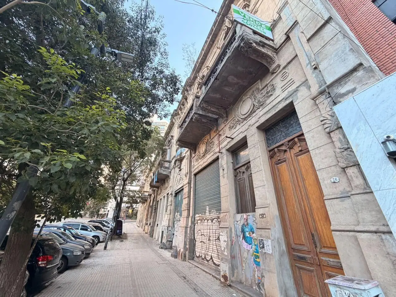 VENTA: Casa de época en PH en planta alta con 10 ambientes y 247 m2 cubiertos frente al río. 4