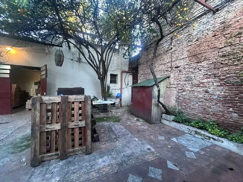 Venta: Local comercial de 610 m2 con posibilidad de construir hasta 1700 m2 en PB y 3 pisos. Abasto. 8