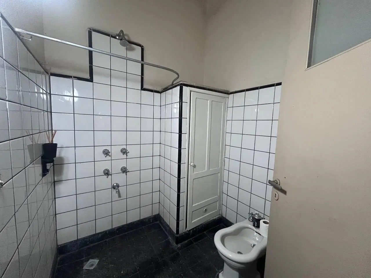 Venta: Local comercial de 610 m2 con posibilidad de construir hasta 1700 m2 en PB y 3 pisos. Abasto. 4