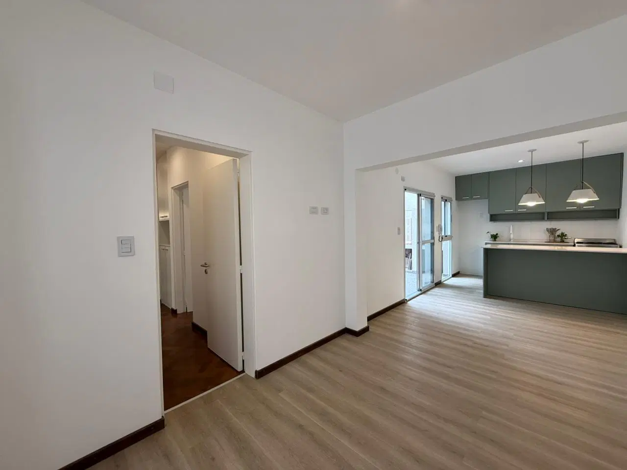 VENTA: Casa de pasillo con tres dormitorios, patio, parrillero, terraza y cochera en Abasto, Rosario 4