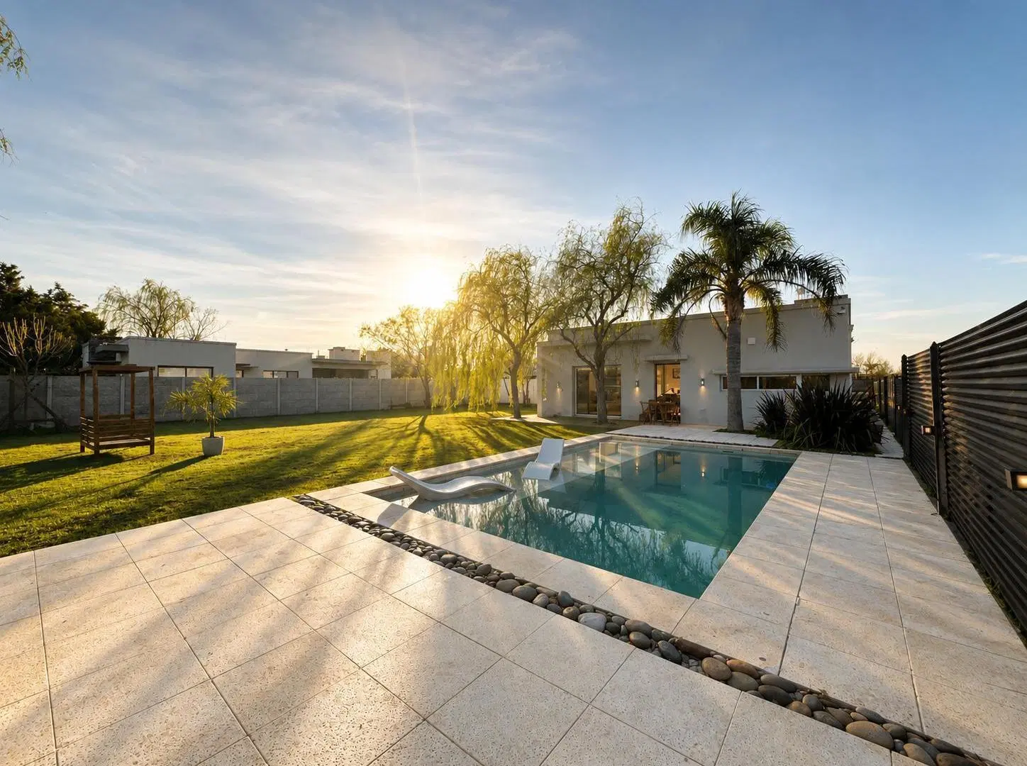 Casa moderna de dos dormitorios con parque y pileta en Roldán. Apta crédito 2