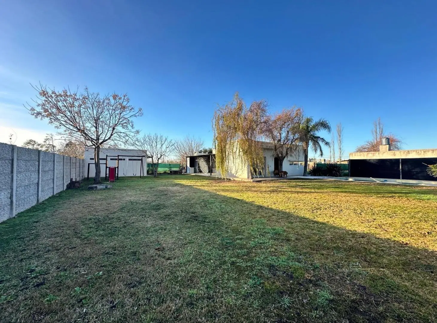 Casa moderna de dos dormitorios con parque y pileta en Roldán. Apta crédito 4