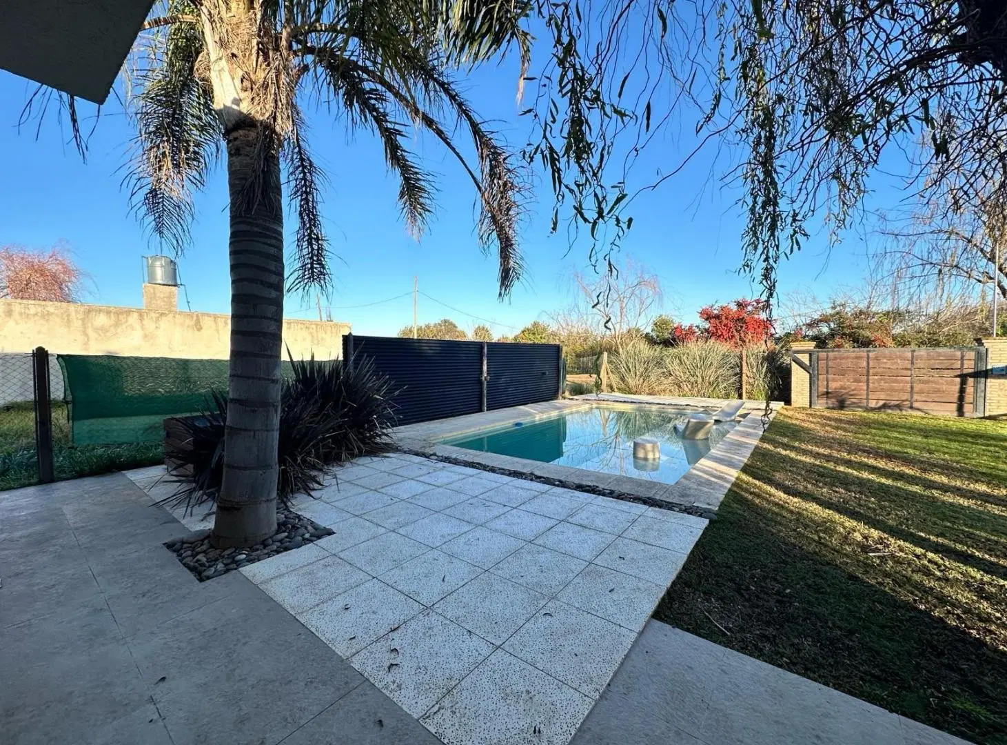 Casa moderna de dos dormitorios con parque y pileta en Roldán. Apta crédito 3