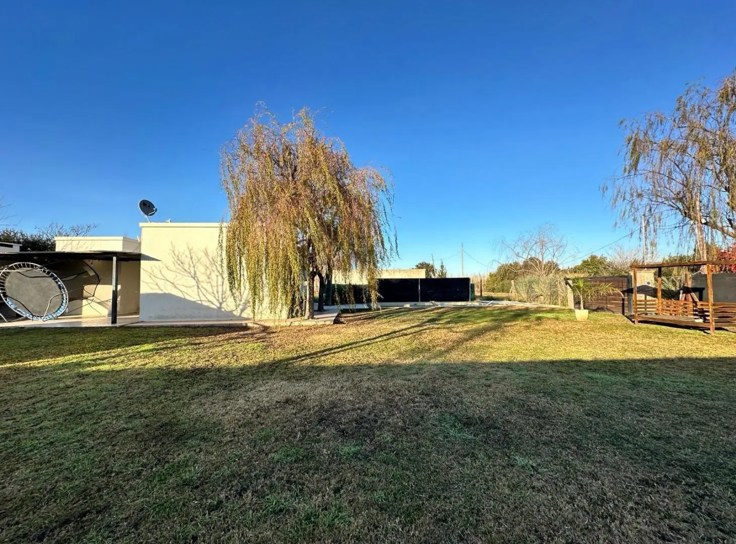 Casa moderna de dos dormitorios con parque y pileta en Roldán. Apta crédito 8