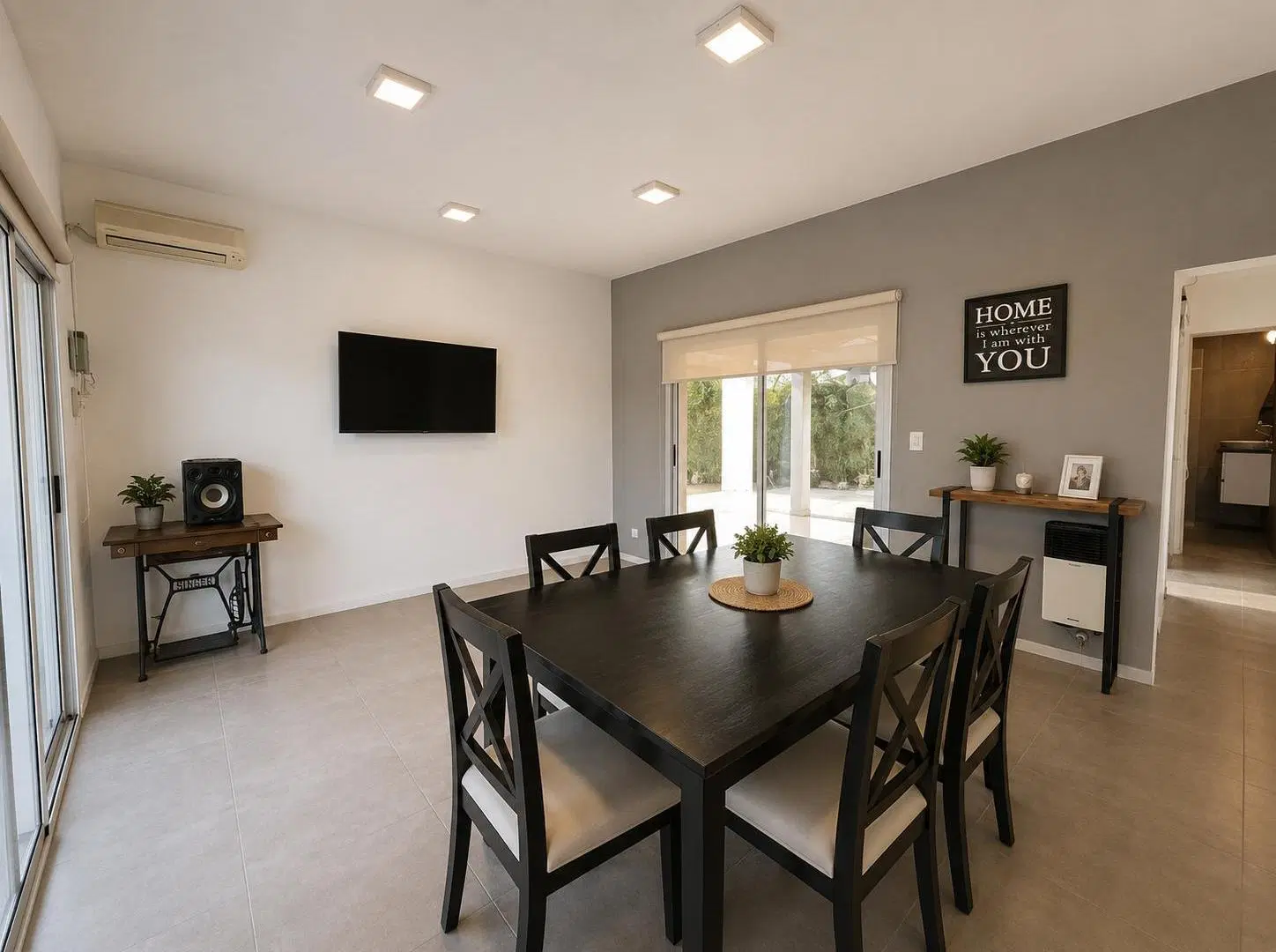 Casa moderna de dos dormitorios con parque y pileta en Roldán. Apta crédito 5