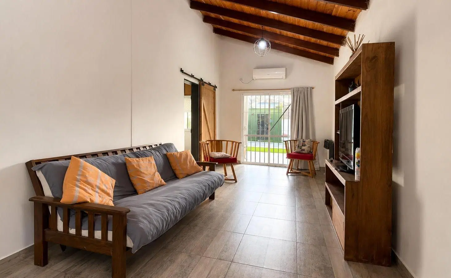 ALQUILER: Casa de dos dormitorios con galería, jardín y pileta en Funes. 2