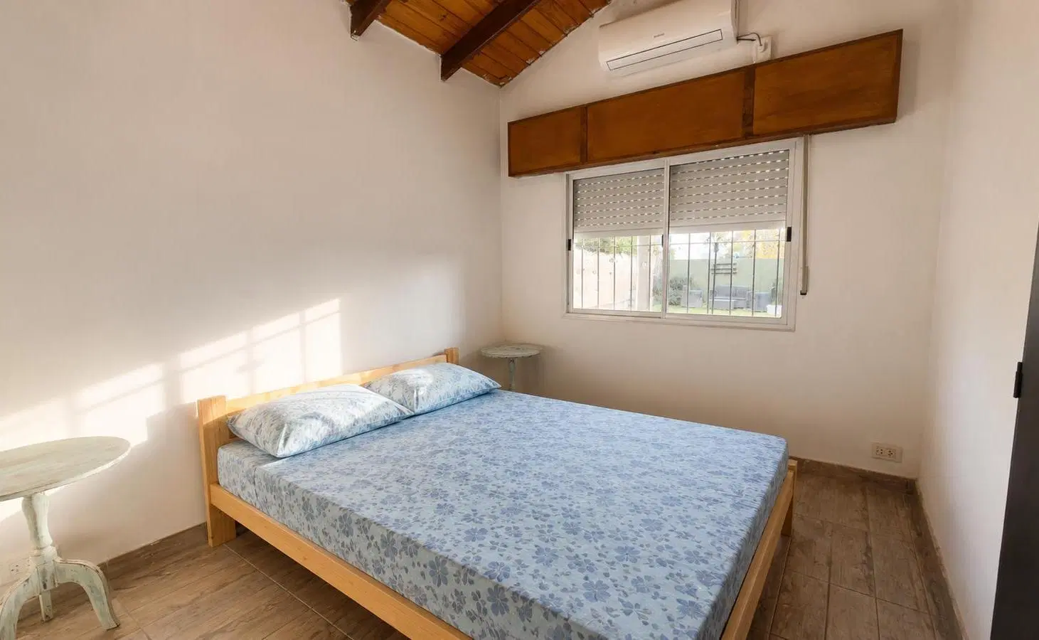 ALQUILER: Casa de dos dormitorios con galería, jardín y pileta en Funes. 5