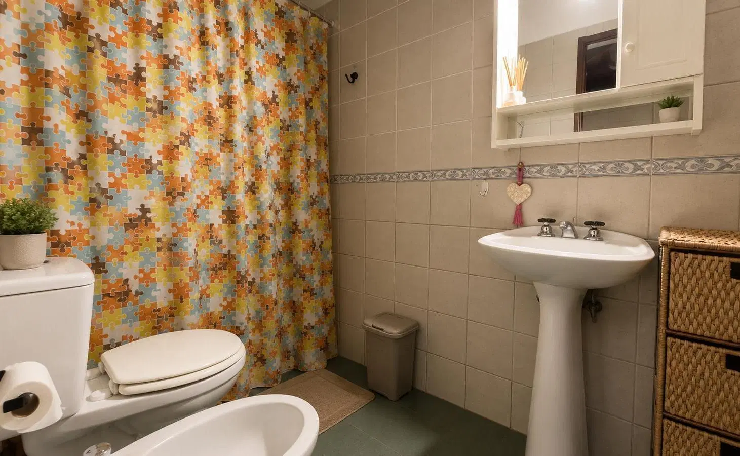 ALQUILER: Casa de dos dormitorios con galería, jardín y pileta en Funes. 4