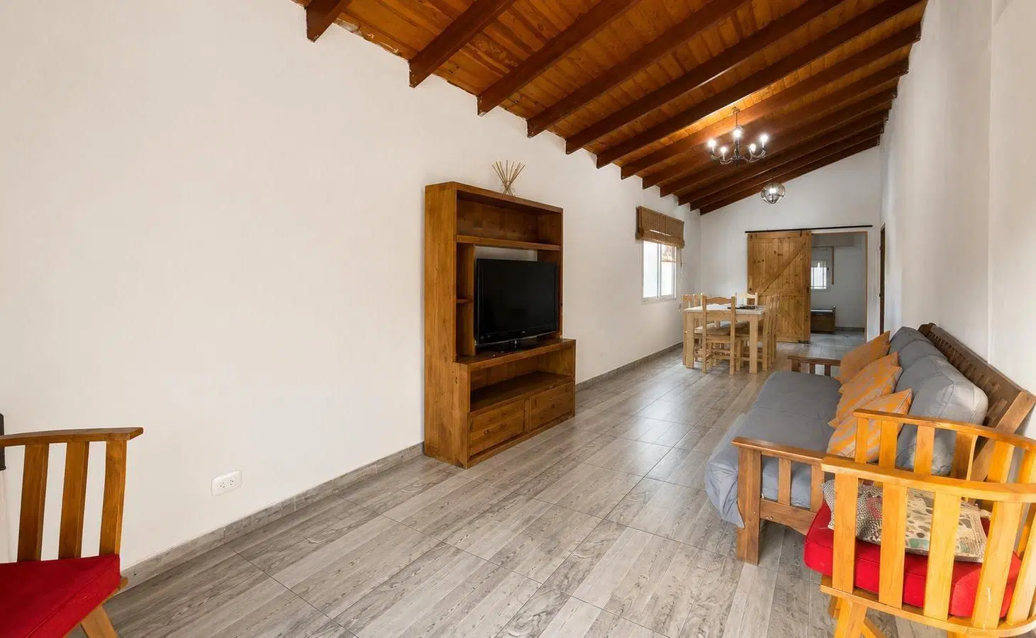 ALQUILER: Casa de dos dormitorios con galería, jardín y pileta en Funes. 3