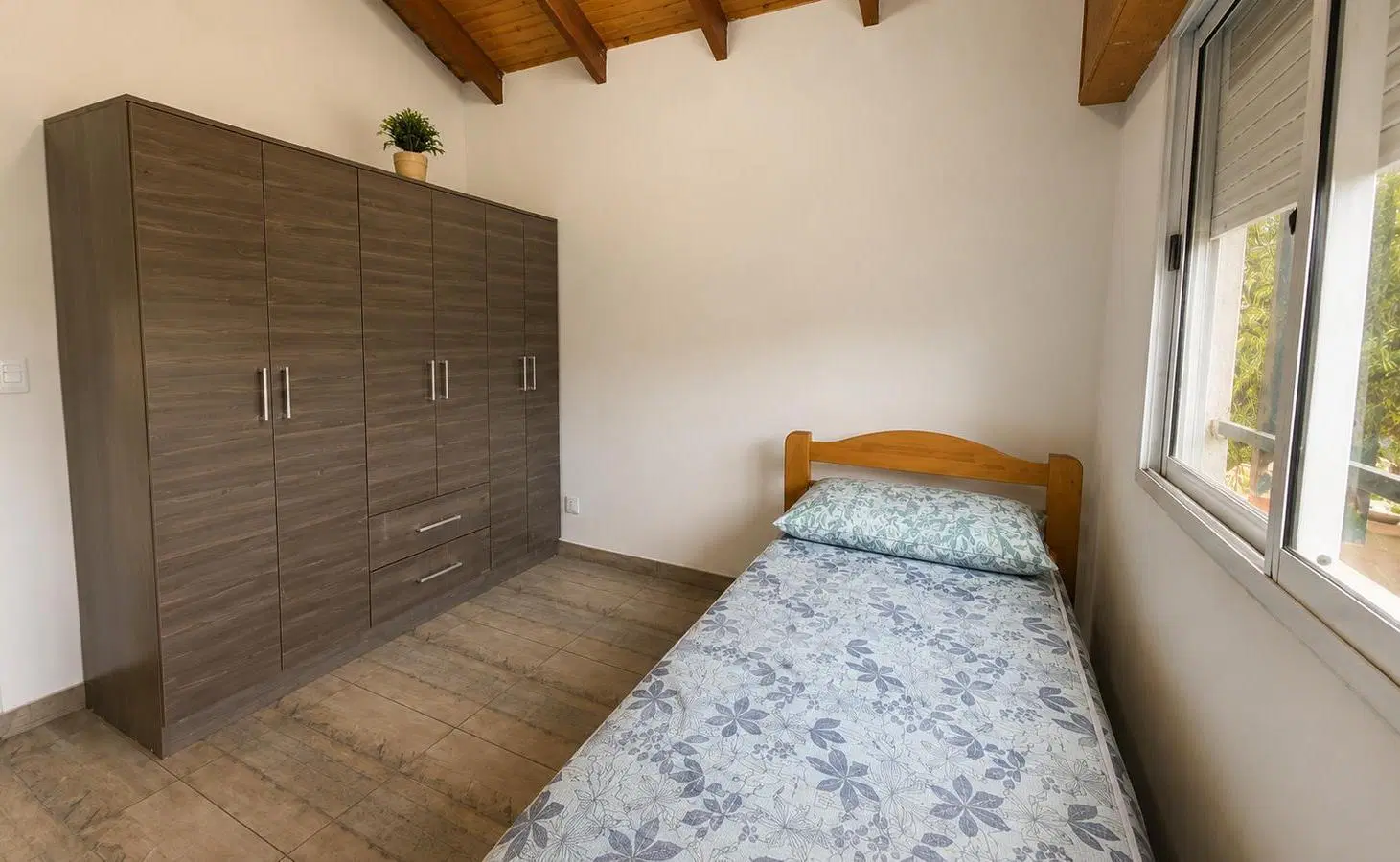ALQUILER: Casa de dos dormitorios con galería, jardín y pileta en Funes. 8