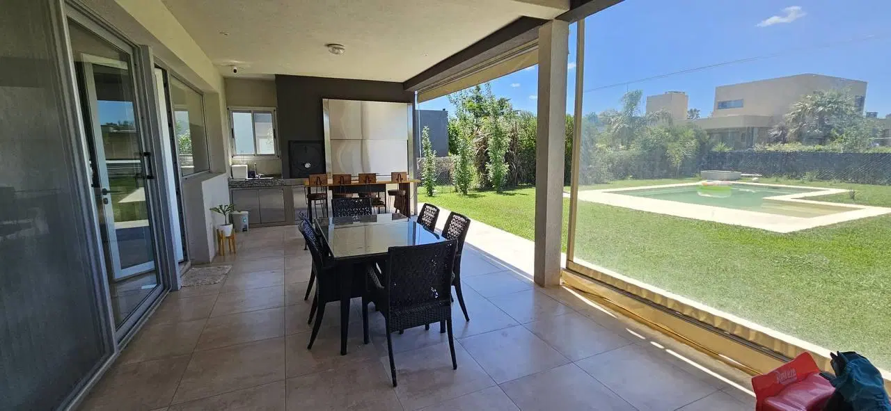 Alquiler: Casa de tres dormitorios amoblada con pileta, galería y parrillero. Puerto Roldán, Roldán 5
