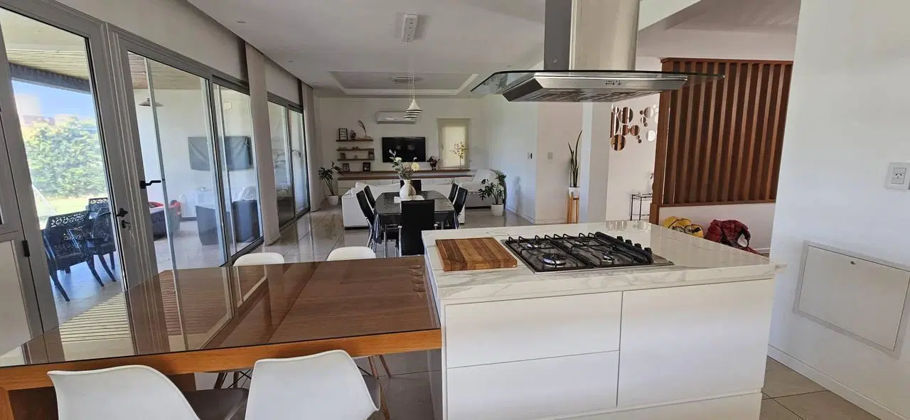 Alquiler: Casa de tres dormitorios amoblada con pileta, galería y parrillero. Puerto Roldán, Roldán 4