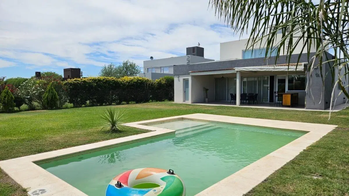 Alquiler: Casa de tres dormitorios amoblada con pileta, galería y parrillero. Puerto Roldán, Roldán 1