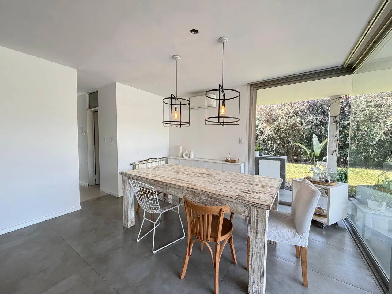 Venta: casa de cuatro dormitorios con galeria y pileta. Funes Hills, Miraflores 2