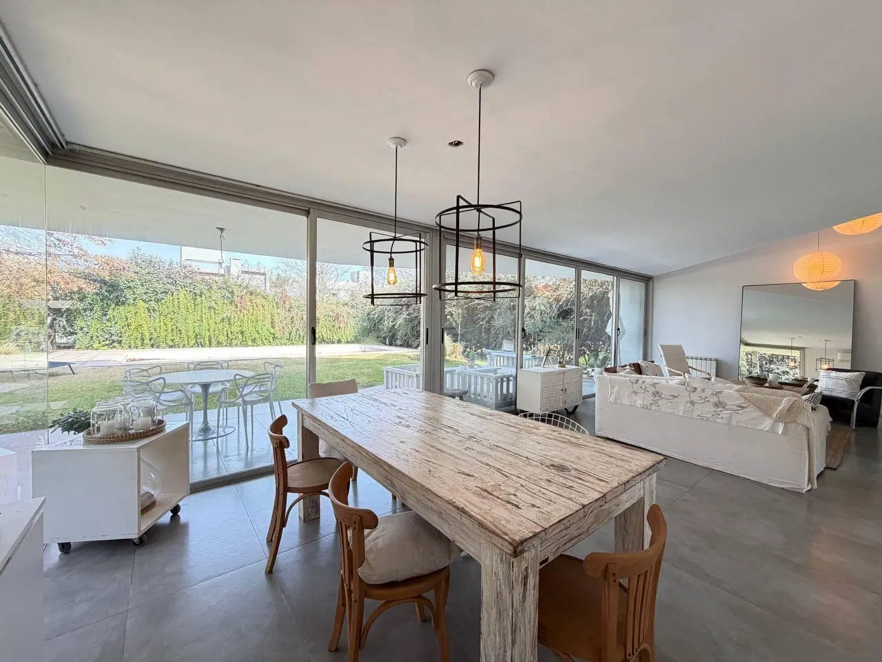 Venta: casa de cuatro dormitorios con galeria y pileta. Funes Hills, Miraflores 3