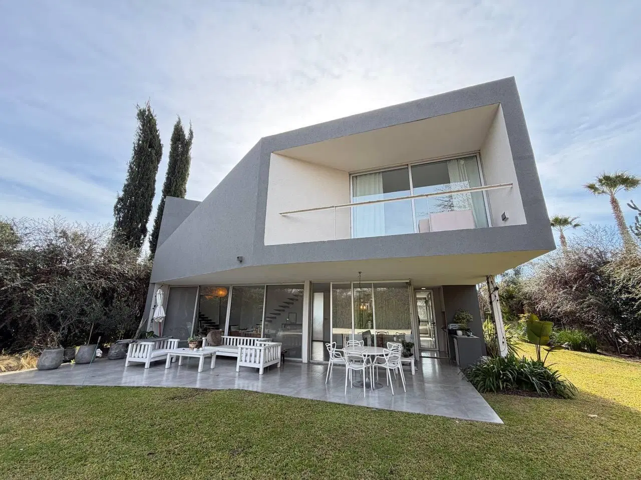 Venta: casa de cuatro dormitorios con galeria y pileta. Funes Hills, Miraflores 4